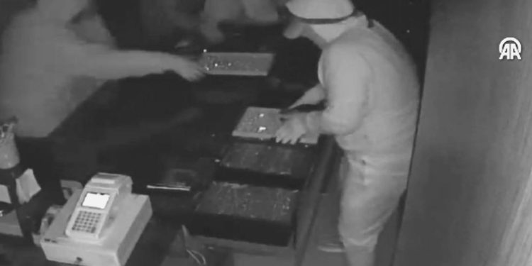 Dört hırsız 2 dakikada 12 milyon liralık altın çaldı