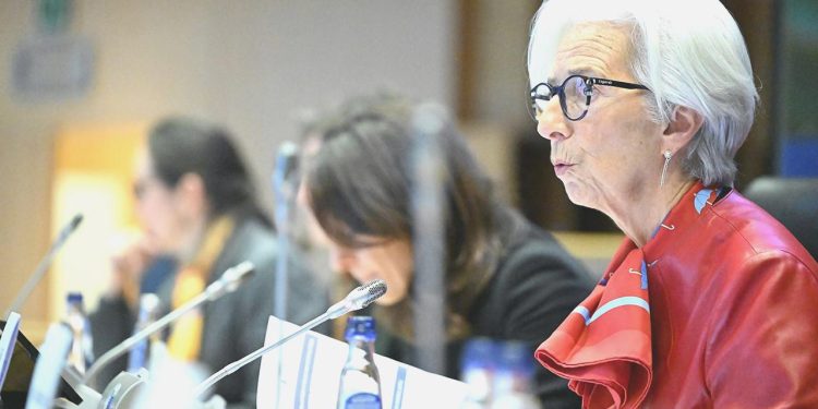 ECB Lideri Lagarde: Faiz indirimleri için vakte değil datalara bağlıyız