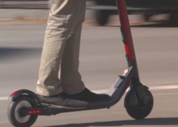 Elektrikli scooter’la köprüden geçti; ikincide yakalandı
