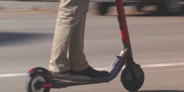 Elektrikli scooter’la köprüden geçti; ikincide yakalandı