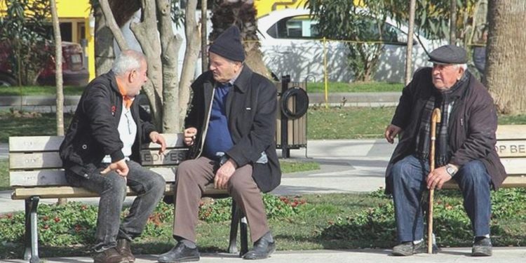 Emekliler alım gücünü kaybetti: Aylıkları taban fiyat karşısında eridi