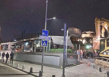 İBB, Üsküdar’daki ‘kaçak kafe’yi yıktı
