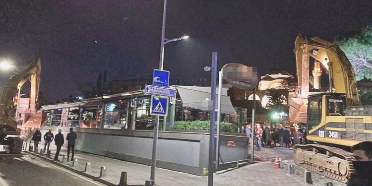 İBB, Üsküdar’daki ‘kaçak kafe’yi yıktı