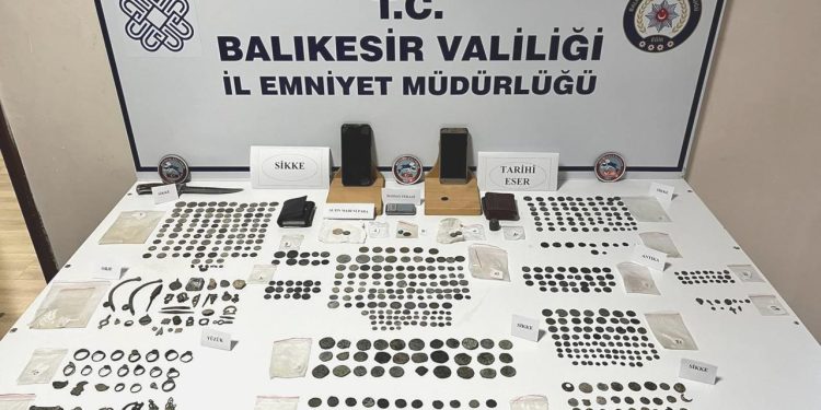 Kaçakçıların aracından bir müzelik tarihi eser çıktı!