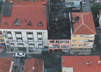 Kadıköy’de bir bina yıkıldı: 2 kişi göçük altında