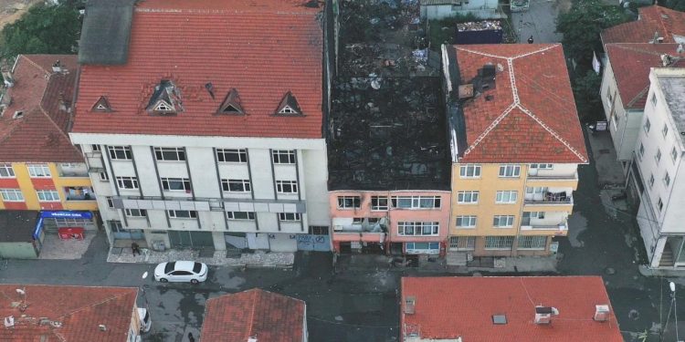 Kadıköy’de bir bina yıkıldı: 2 kişi göçük altında