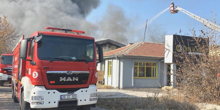 Kayseri’de mobilya fabrikasında yangın