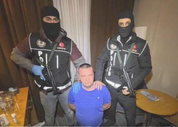 ‘Kırmızı bülten’le aranan uyuşturucu satıcısı Fatih’te yakalandı