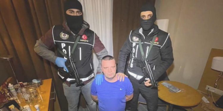 ‘Kırmızı bülten’le aranan uyuşturucu satıcısı Fatih’te yakalandı