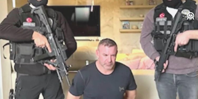 ‘Kırmızı bülten’le aranan zanlı İstanbul’da yakalandı