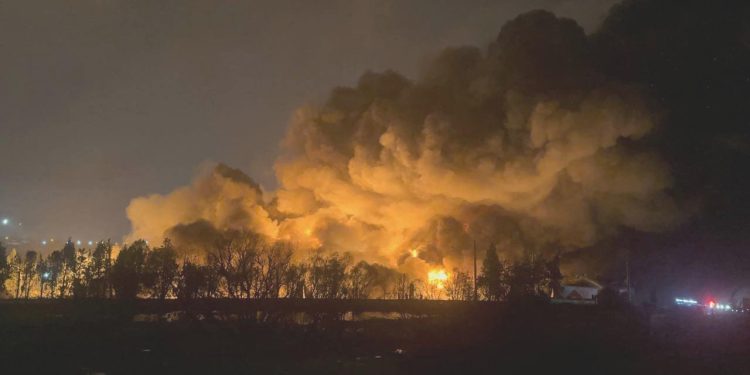 Kocaeli’de kimyasal husus bulunan depoda büyük yangın