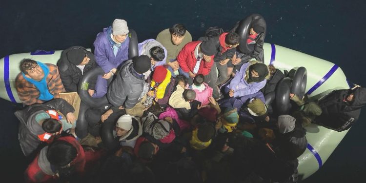 Kuzey Ege’de 79 sistemsiz göçmen kurtarıldı