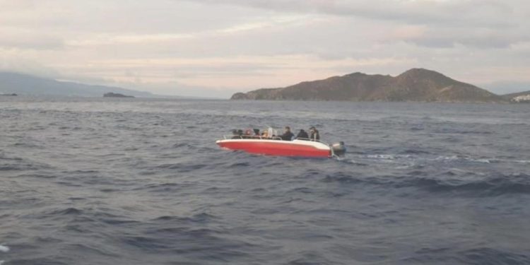 Muğla açıklarında 14 sistemsiz göçmen kurtarıldı