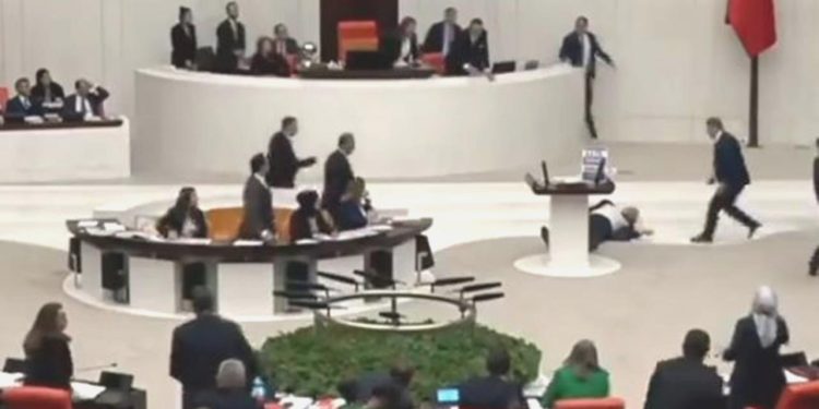 Saadet Partili Hasan Bitmez TBMM kürsüsünde kötüleşti