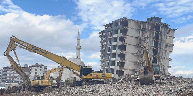 Sarsıntıda hasar alan dört bina daha yıkıldı