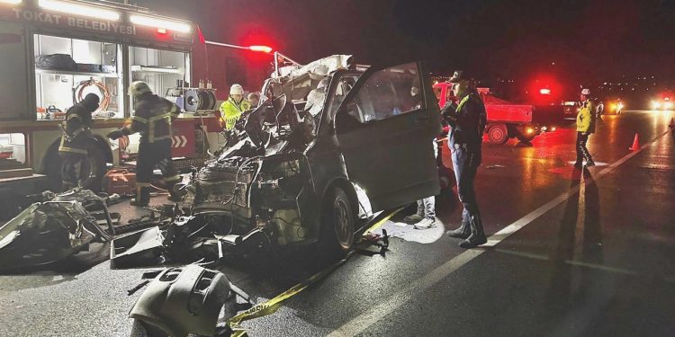 Tokat’ta katliam üzere kaza: Minibüs kamyona çarptı, beş kişi öldü