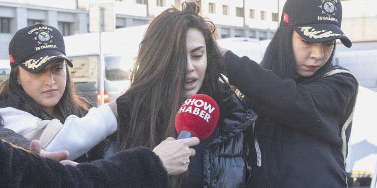 Toplumsal medya fenomeni Ece Ronay adliyeye sevk edildi