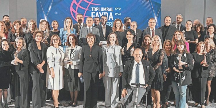 Toplumsal Yarar Mükafatları birinci defa sahiplerini buldu