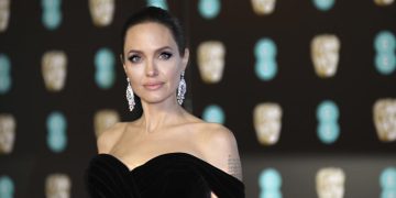 Moda sektörüne giren Angelina Jolie New York’taki mağazasında müşterilerine Türk kahvesi ikram ediyor