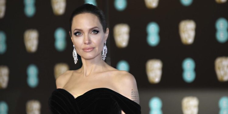 Moda sektörüne giren Angelina Jolie New York’taki mağazasında müşterilerine Türk kahvesi ikram ediyor