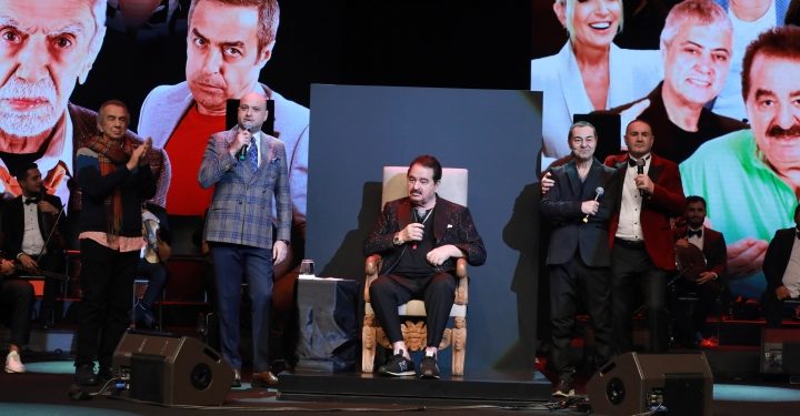 Şafak Sezer’in yazıp oynadığı Kolpaçino 4 filminin galası dün akşam gerçekleşti