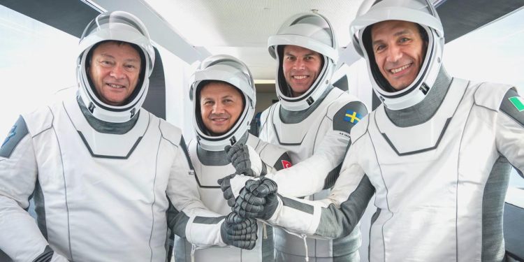 Alper Gezeravcı, Uzay’da deneylerine başladı