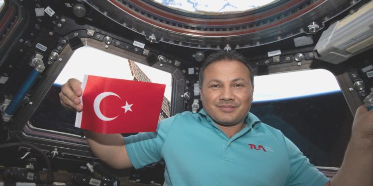 Astronot Alper Gezeravcı, “gMetal” deneyini yaptı