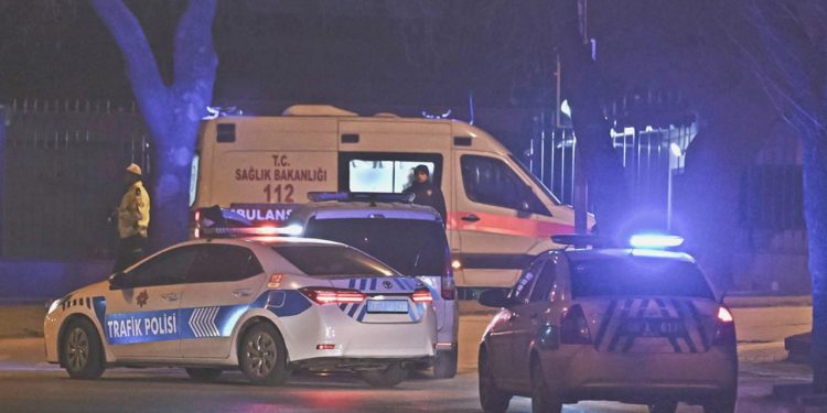 Bakanlık önünde kuşkulu hareket gerekçesiyle bir kişi vuruldu