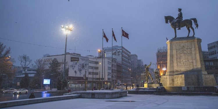 Başşehir beyaz örtüyle kaplandı