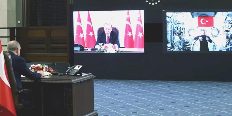 Erdoğan, birinci Türk astronot Gezeravcı ile canlı temasla görüştü