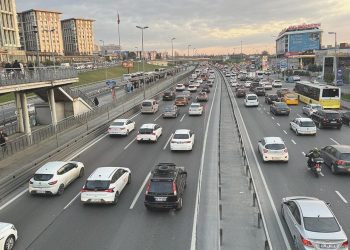 İstanbul’da mesainin birinci günü trafik yoğunluğu