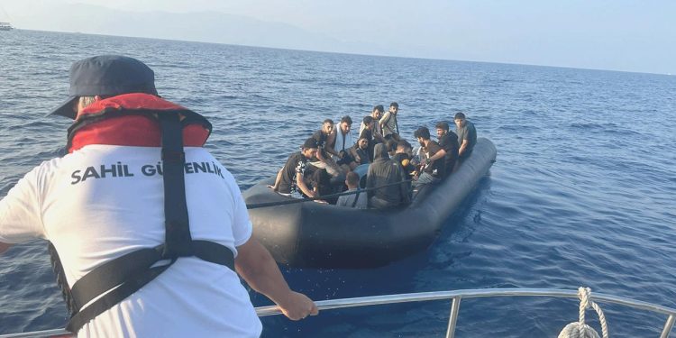 İzmir açıklarında 95 sistemsiz göçmen kurtarıldı