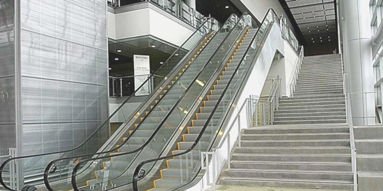 İzmir’de yürüyen merdiven aksi tarafta hareket etti: 5 kişi yaralandı