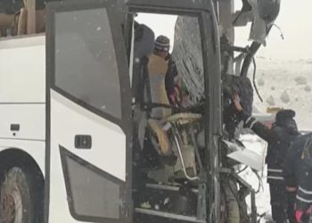Kars’ta iki otobüsü çarpıştı: 2 kişi öldü, 8 kişi yaralandı