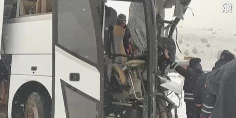 Kars’ta iki otobüsü çarpıştı: 2 kişi öldü, 8 kişi yaralandı