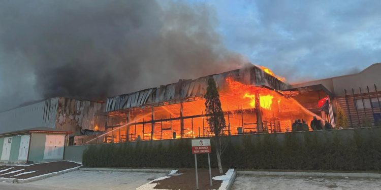 Kütahya’da porselen fabrikasında yangın