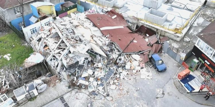 Ümraniye’de bitişik haldeki iki bina çöktü