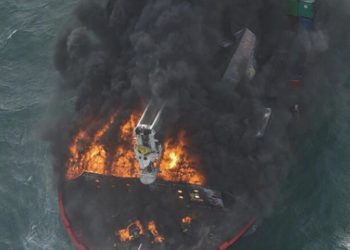 Yemen açıklarında bir gemi füzeyle vuruldu