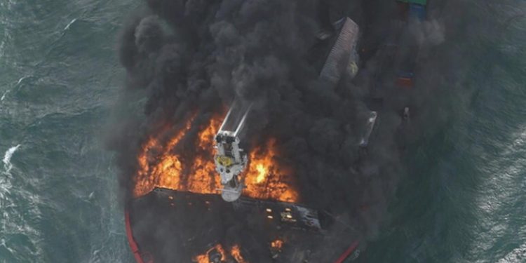Yemen açıklarında bir gemi füzeyle vuruldu