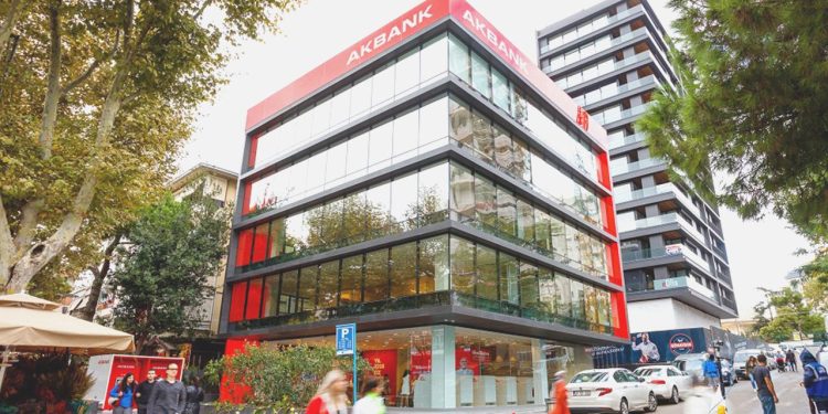 Akbank sarsıntı bölgesinde dayanağını sürdürüyor