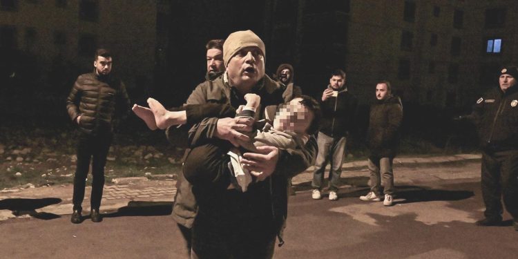 Ankara’da babasının silahla rehin aldığı 7 yaşındaki çocuk kurtarıldı