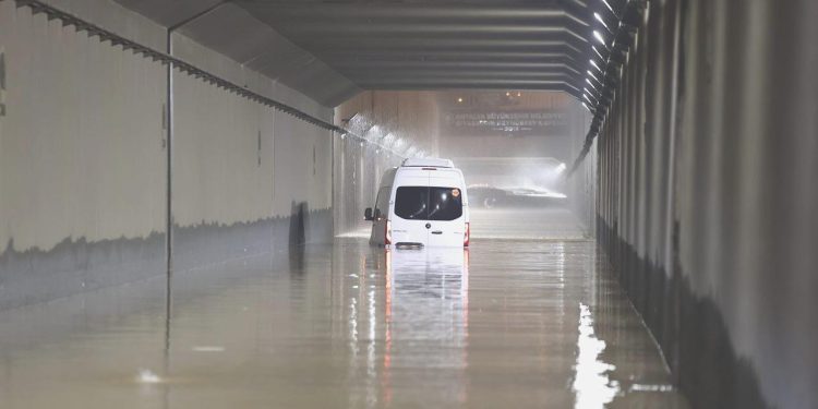 Antalya’da şiddeti yağış: Yollar göle döndü; okullar tatil