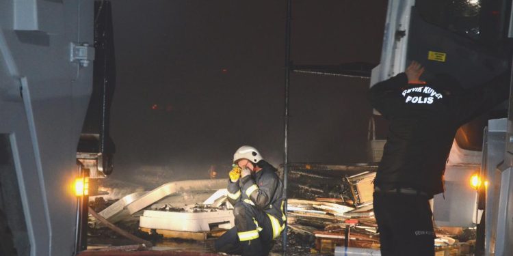 Antalya’da tersanede çıkan yangın denetim altına alındı