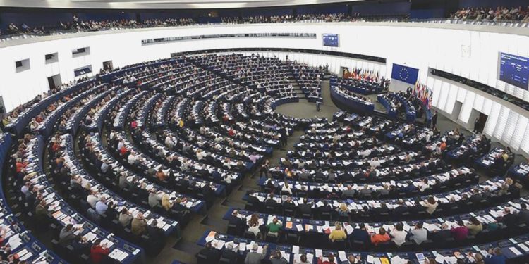 Avrupa Parlamentosu komiteleri, yapay zekâya katı kurallar yasasını onadı