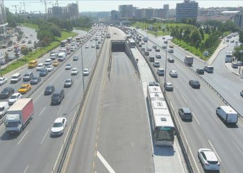 Bahçelievler’de seyir halindeki metrobüs yandı
