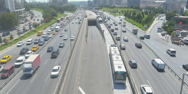 Bahçelievler’de seyir halindeki metrobüs yandı