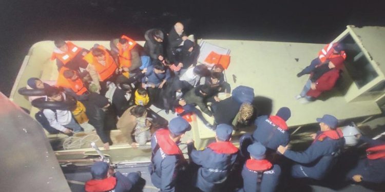 Bodrum açıklarında 30 sistemsiz göçmen kurtarıldı