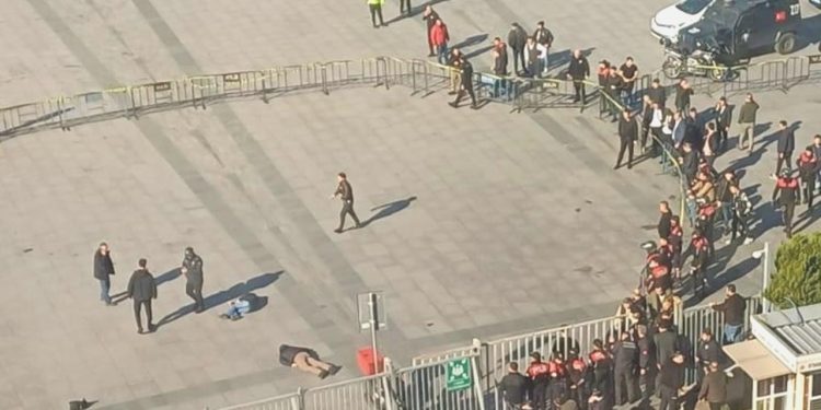 Çağlayan Adliyesi’nde güvenlik noktasına taarruz: İki terörist öldürüldü; bir kişi hayatını kaybetti