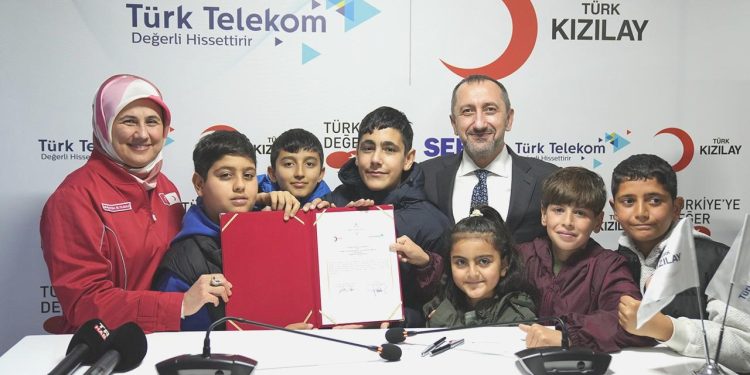 Depremzede öğrencilere eğitim ve teknoloji takviyesi