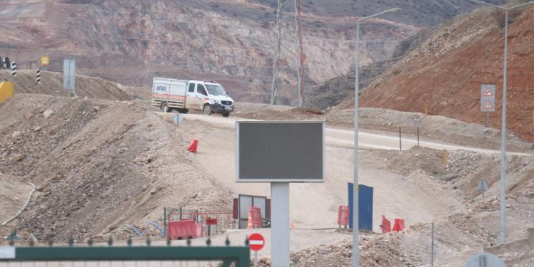 İliç’teki madende toprak altında kalan personeller aranıyor